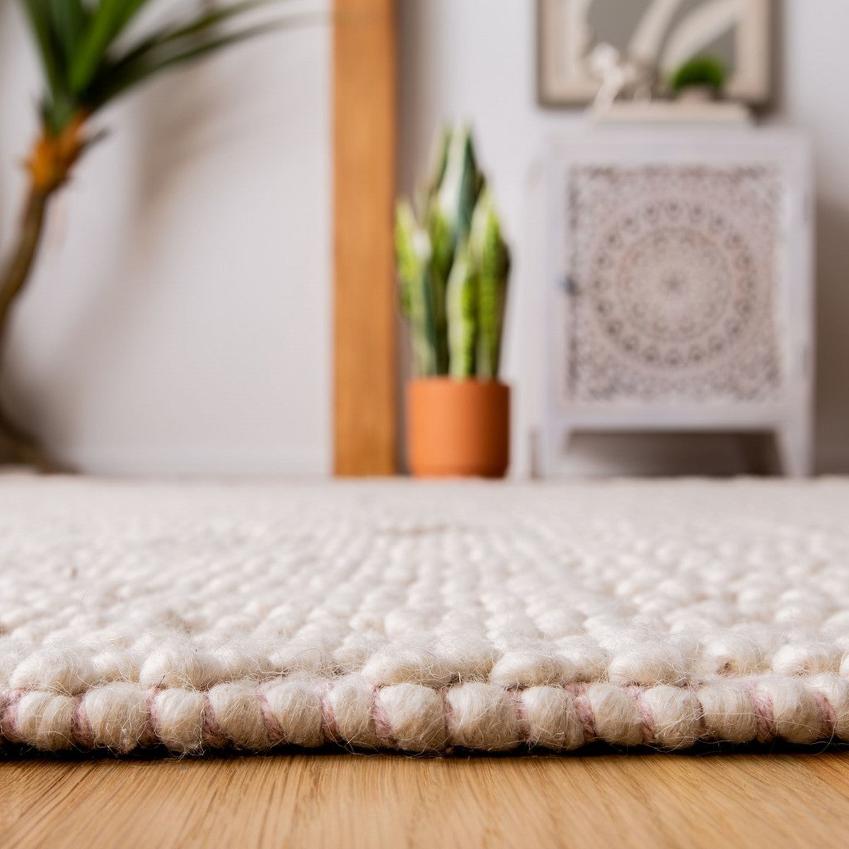 Exquisite Hand-Woven Wool Pile Rectangle Rug for Indian Timeless Home Decor