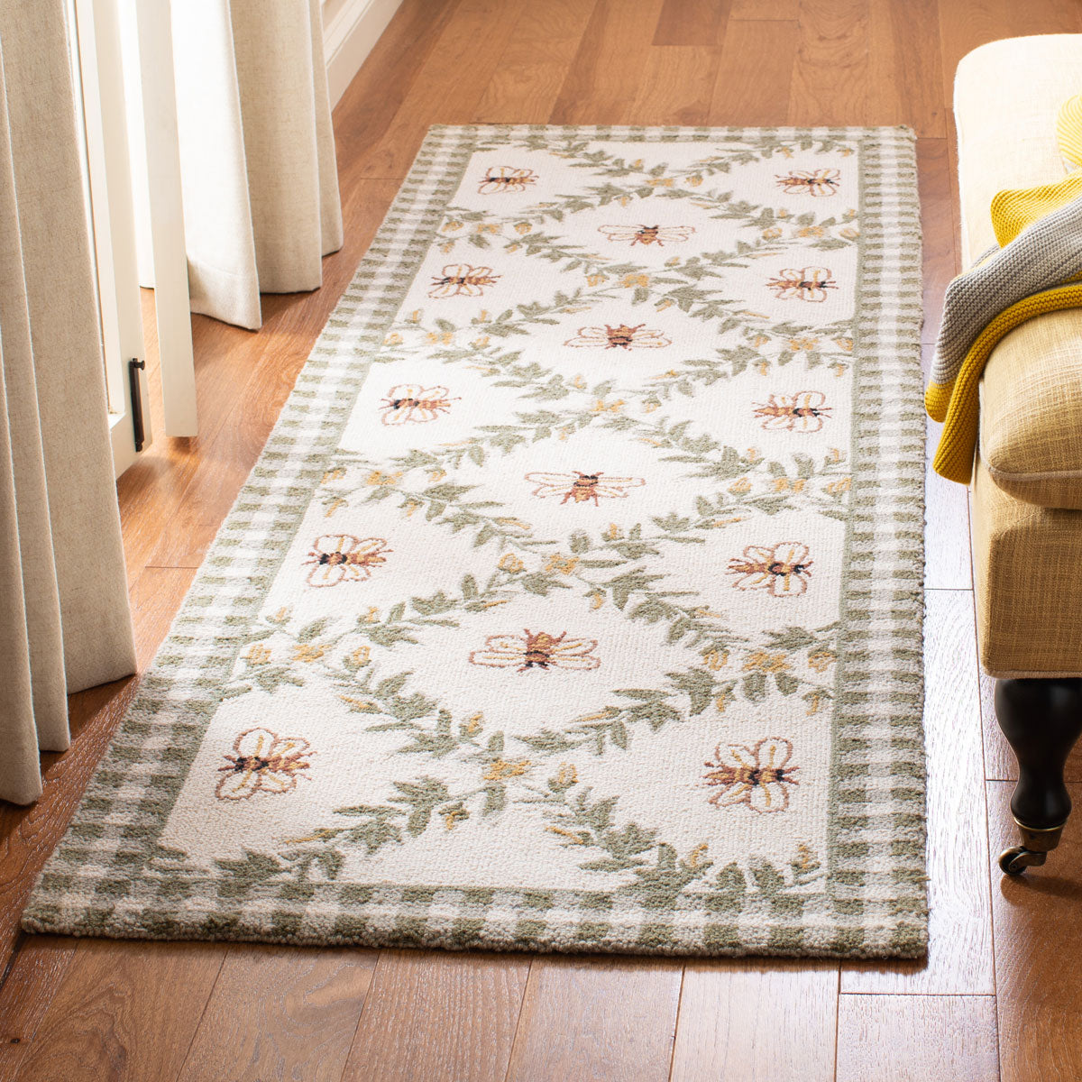 Luxurious Hand-Hooked Wool Area Rug Crafted from Virgin Wool with Classic American Country and Turn-of-the-Century European Designs