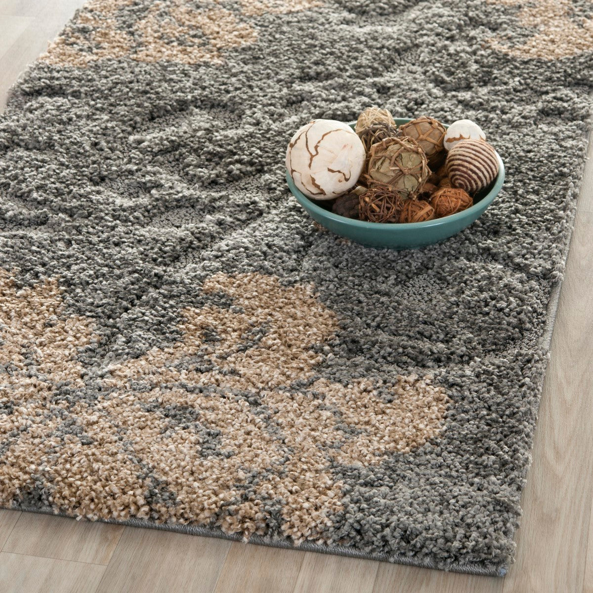 Safavieh Power-Loomed Shag Rug with Tropical Flair and Plush Botanical Motifs for Contemporary and Transitional Home Decor