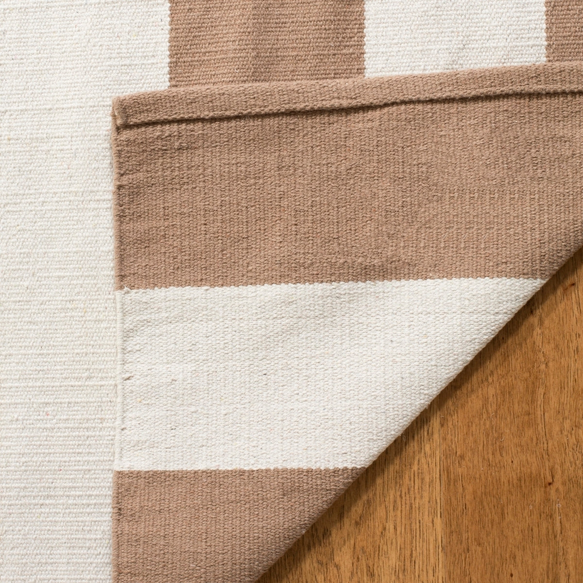 Montauk Handmade Cotton Flat Weave Rug with Stylish Ikat Tie - Dye Pattern Ideal for Coastal or Contemporary Residences