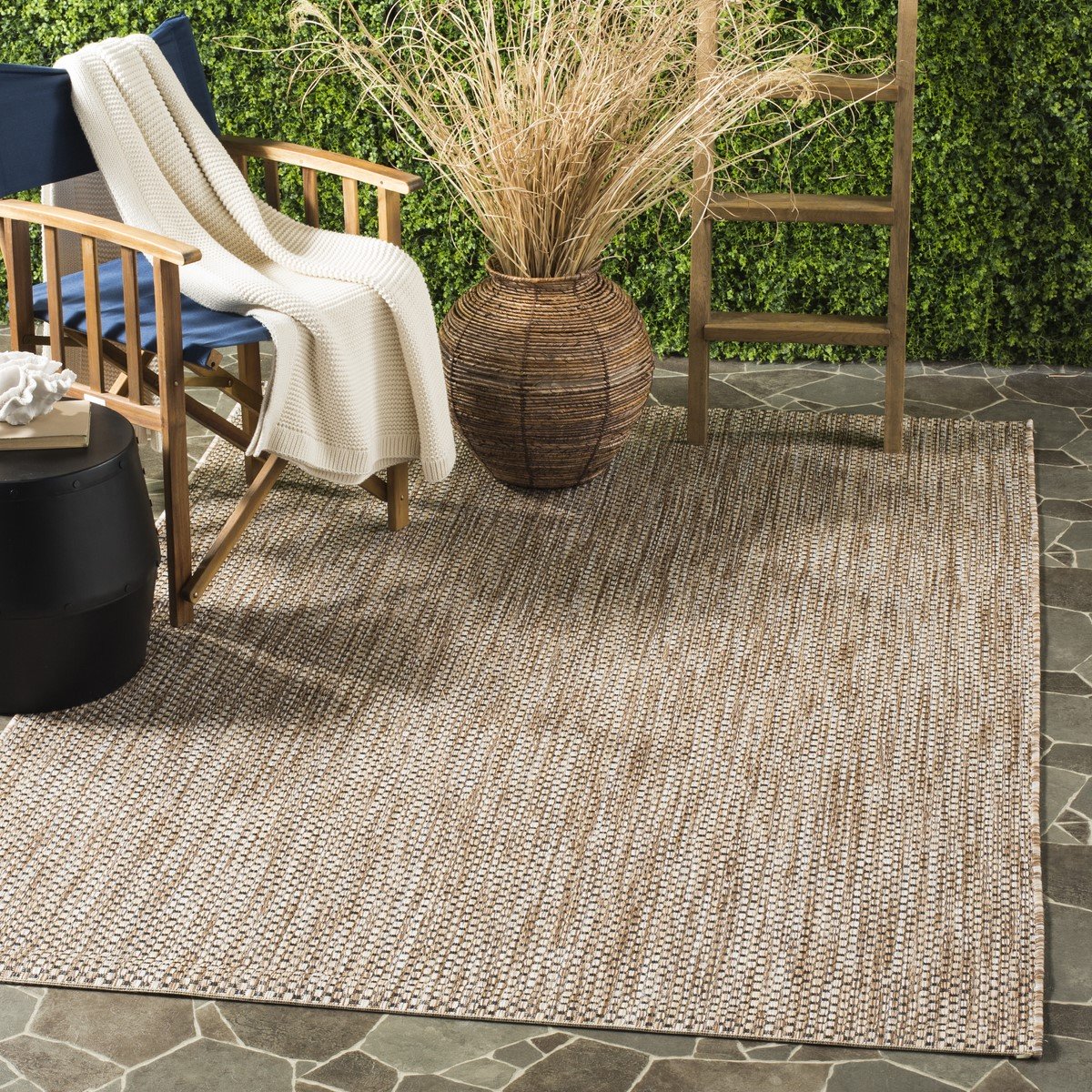 Stylish All-Weather Indoor/Outdoor Power Loomed Checkered Rug for Any Space
