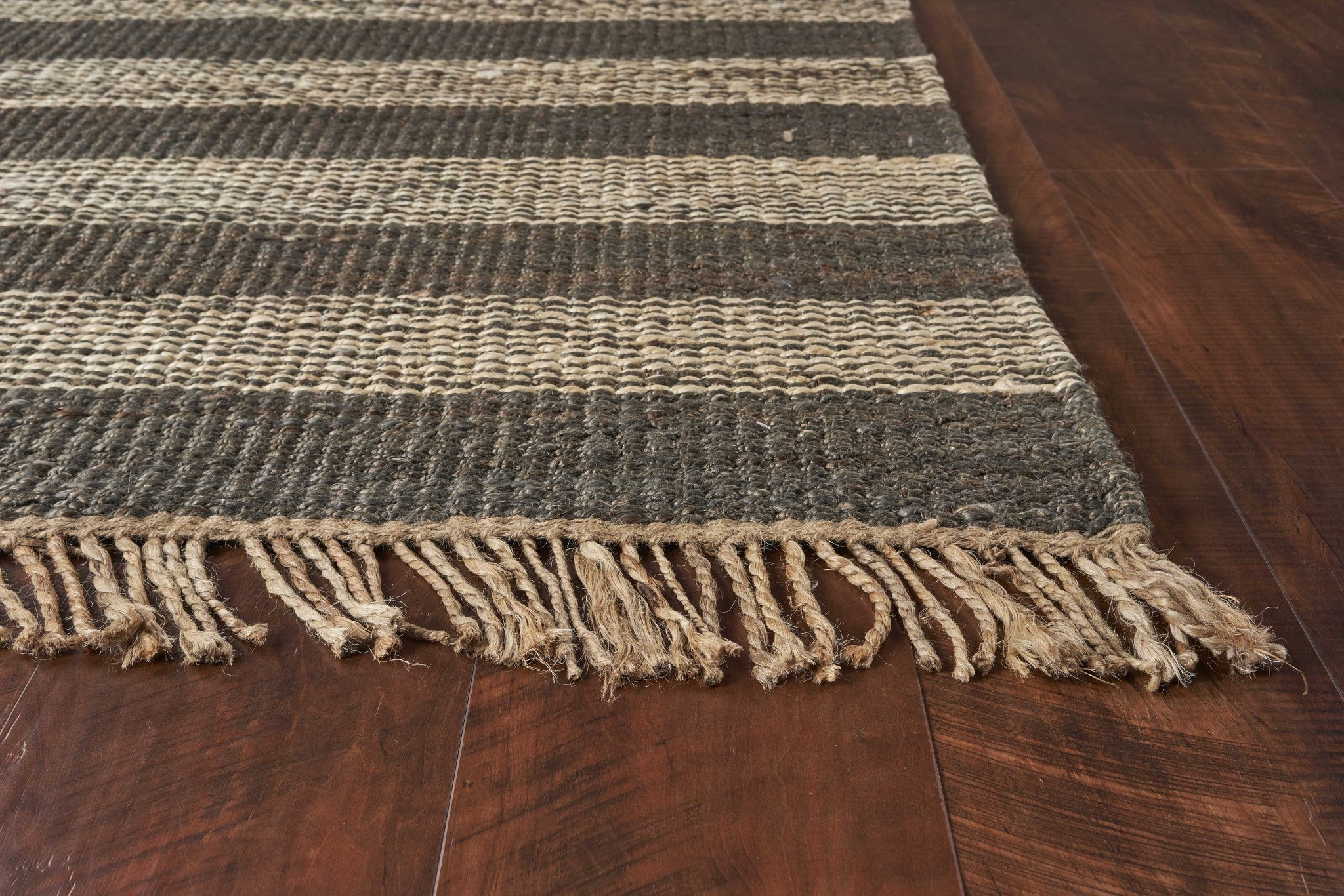 Artisan-Crafted Hand Woven Rectangle Area Rug in 5x7 ft Size - A Versatile Decorative Accent for Any Interior