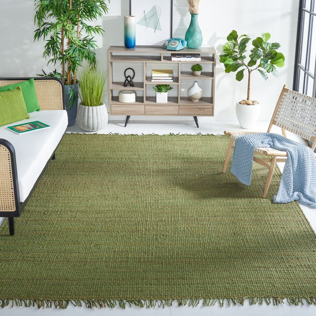Exquisite Natural Fiber Hand-Woven Jute Area Rug with a Stylish and Contemporary Design for Creating a Warm and Cozy Indoor Living Space