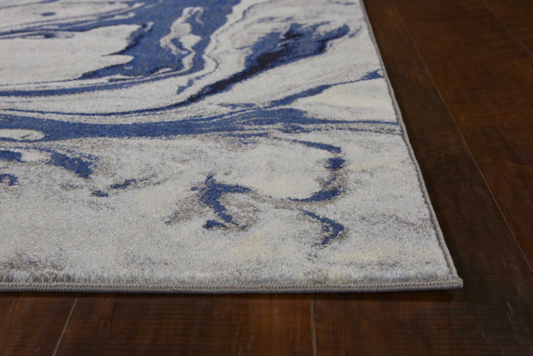 Exquisite Blue Machine-Woven Area Rug - Modern Mirage Collection for Stylish Homes