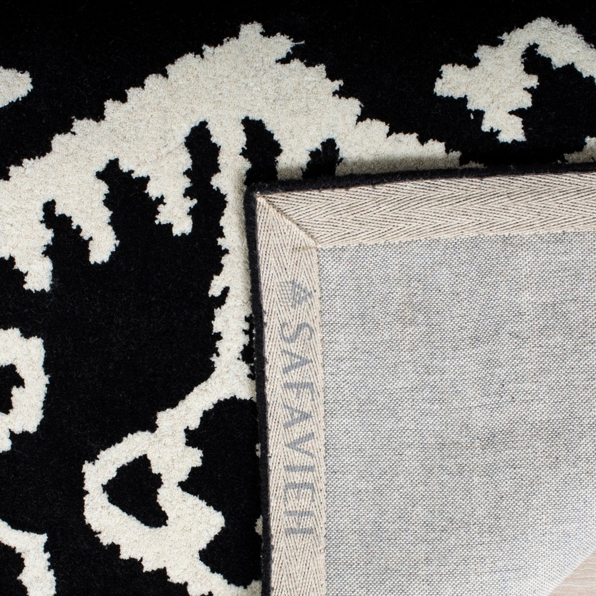 Safavieh Wyndham Wool Pile Rug: Elegant and Comfortable for Any Room Decor
