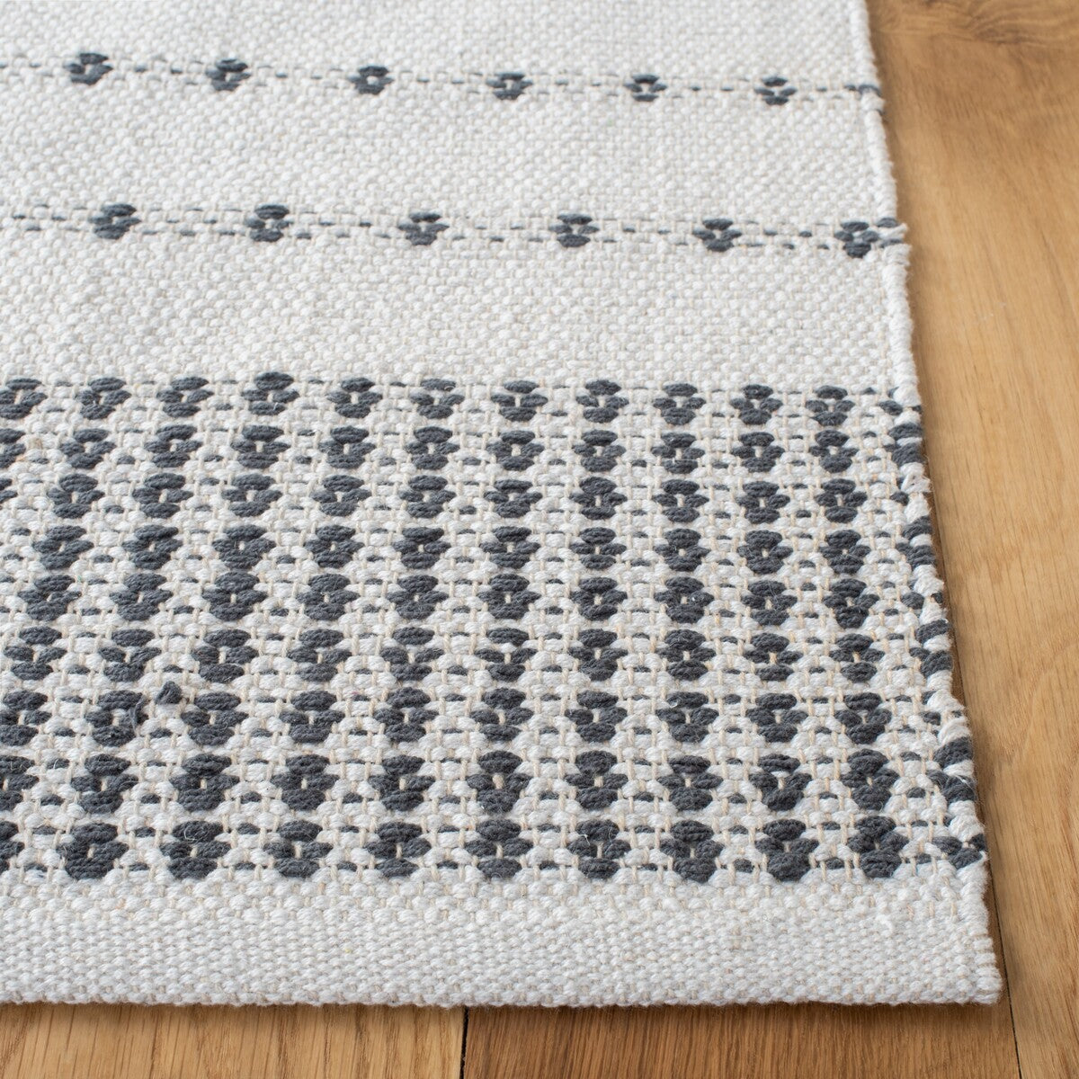 Stylish and Durable Hand - woven Bohemian Flat Weave Cotton Area Rug from India - Montauk 714