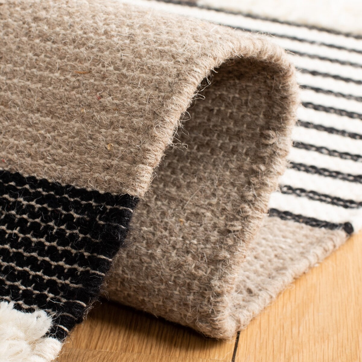 Exquisite Hand - Woven Wool and Cotton Area Rug from India - A Sumptuous and Elegant Addition for Your Home Decor