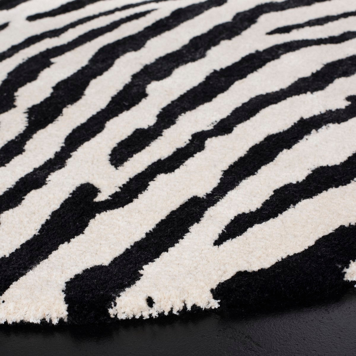 Soho Hand-Tufted Wool Rug: Stylish Transitional Design for Modern & Traditional Homes