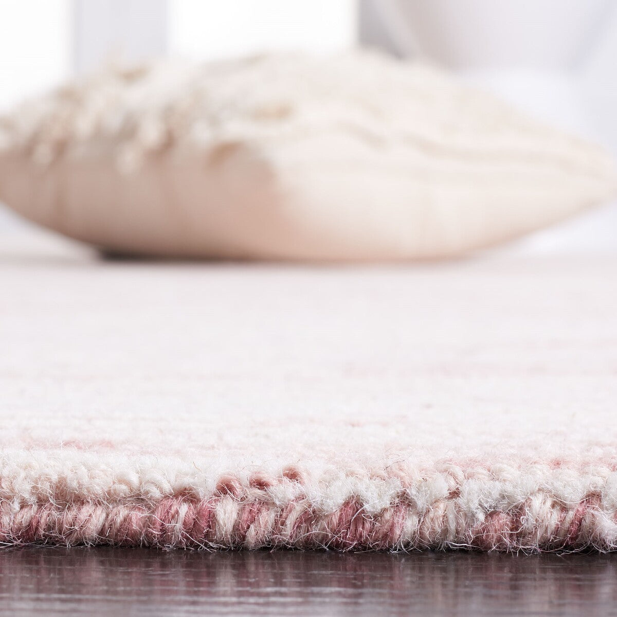 Luxurious Indian Hand - Tufted Wool & Cotton Area Rug for Elegant Spaces