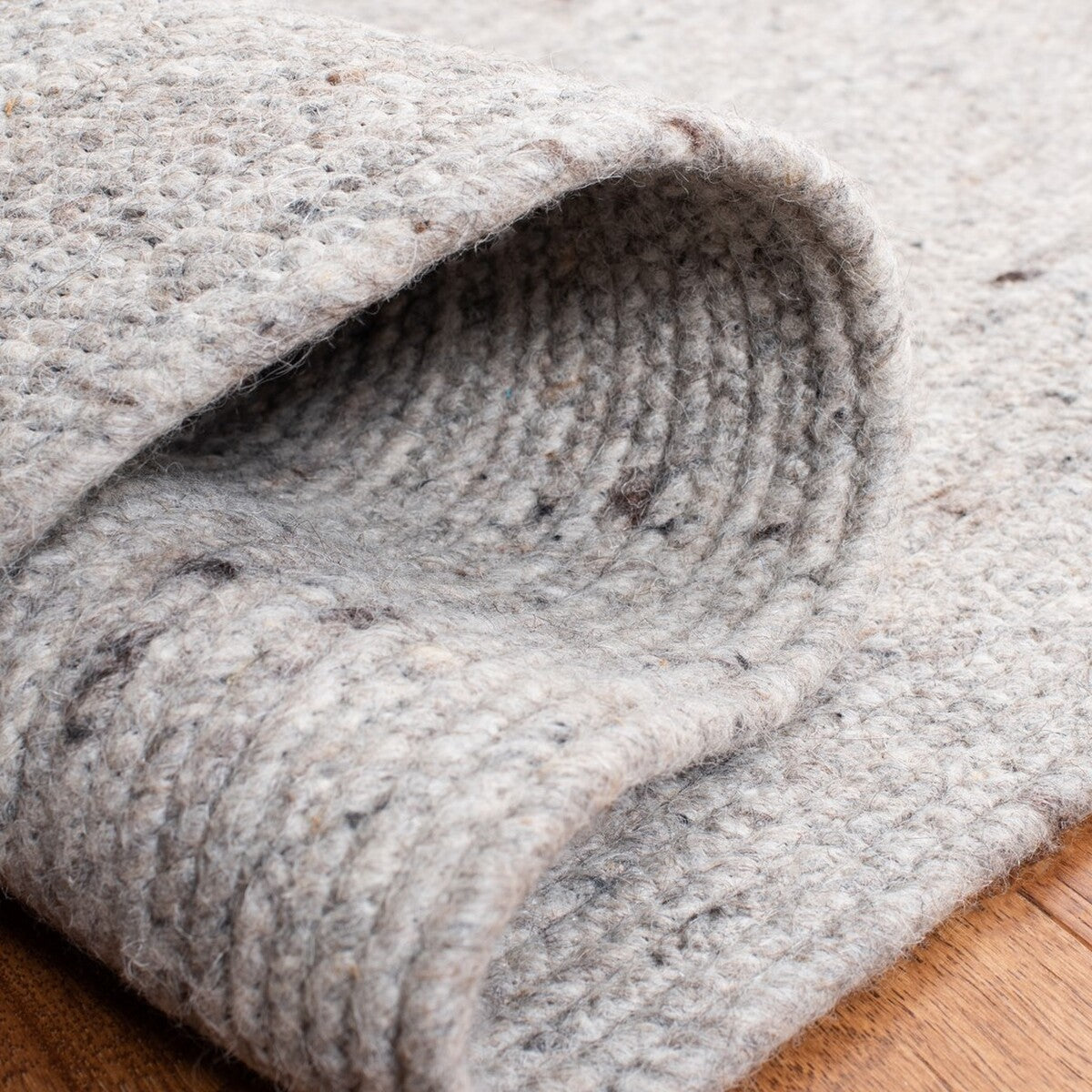 Stylish and Durable Hand - Braided Contemporary Rug: 60% Wool, 40% Cotton