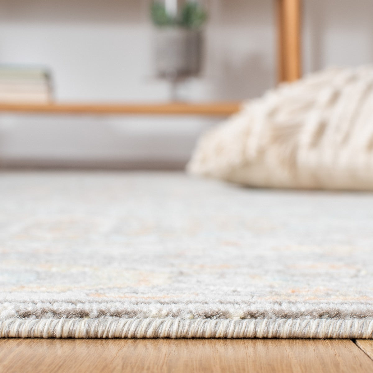 Aria Luxury 100% Polypropylene Friese Traditional Power Loomed Rug with Elegant Design