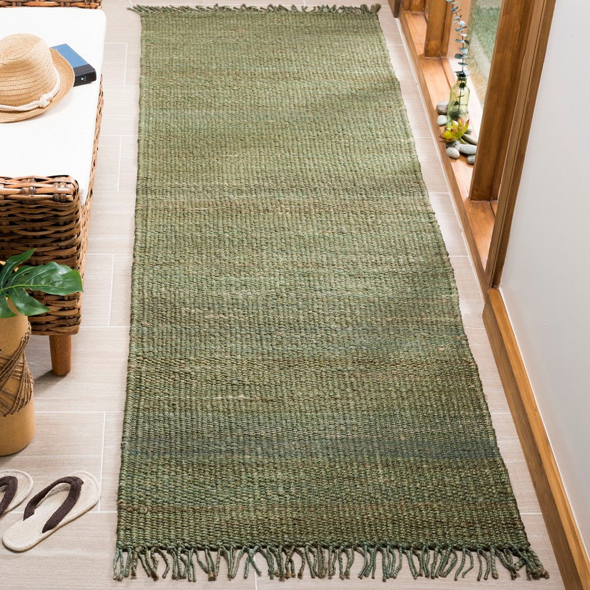Exquisite Natural Fiber Hand-Woven Jute Area Rug with a Stylish and Contemporary Design for Creating a Warm and Cozy Indoor Living Space