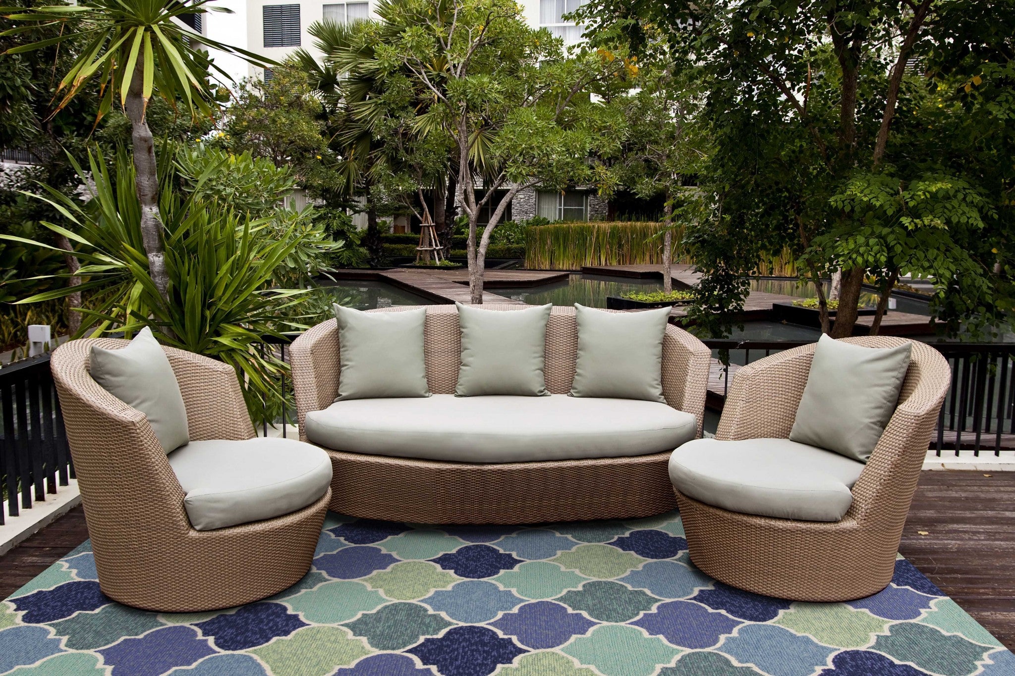 Exquisite Handmade Blue Stella Round Area Rug for Indoor/Outdoor with Modern Touch