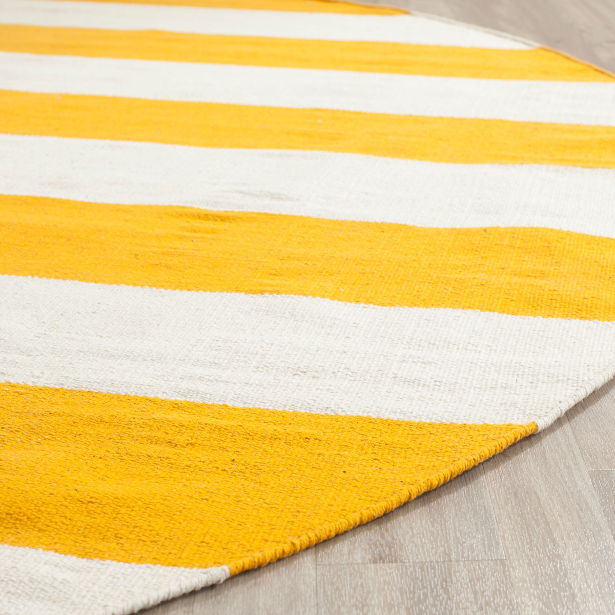 Montauk Handmade Cotton Flat Weave Rug with Stylish Ikat Tie - Dye Pattern Ideal for Coastal or Contemporary Residences