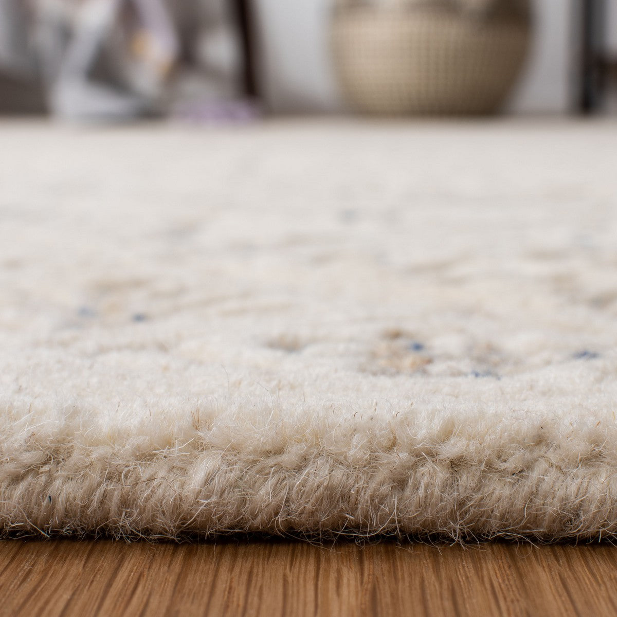 Exquisite Hand-Tufted 100% Wool Pile Area Rug - Bring Luxurious Comfort and Elegant Style to Your Home Decor