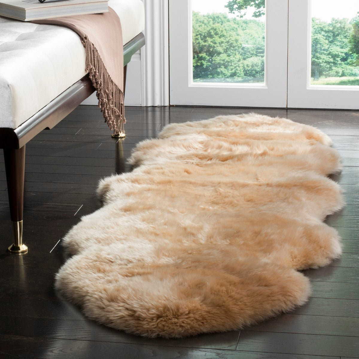 Safavieh Natural Sheepskin Rug - A Luxuriously Plush and Adaptable Decor Item for Bright and Airy Interior Spaces