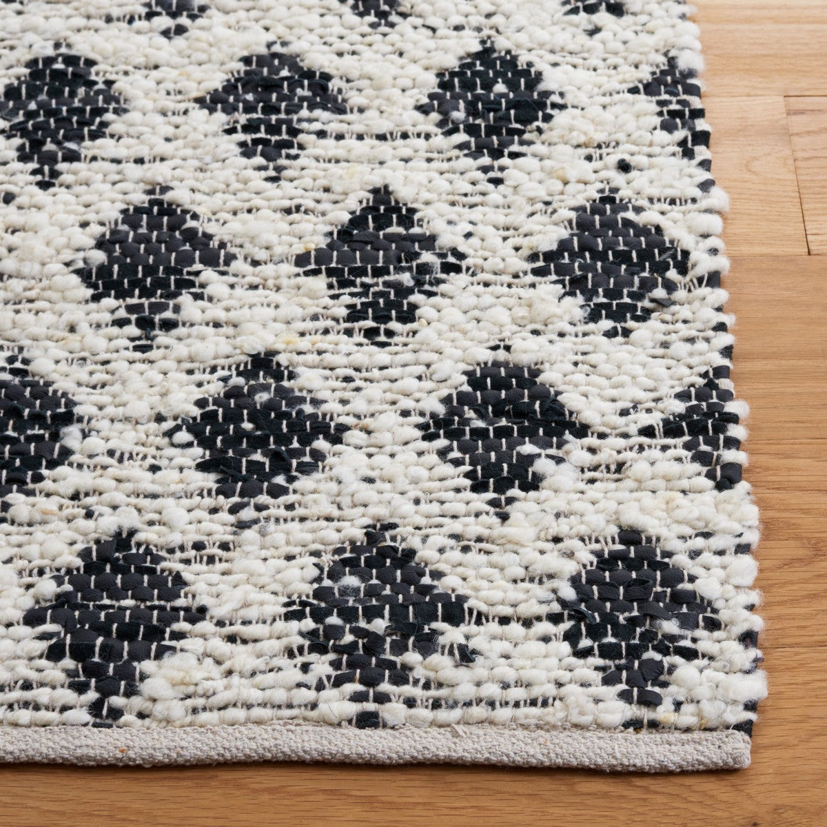 Exquisite Natura Flat - Weave Floor Rug with a Distinctive Indian Design, Crafted from 60% Wool and 40% Leather