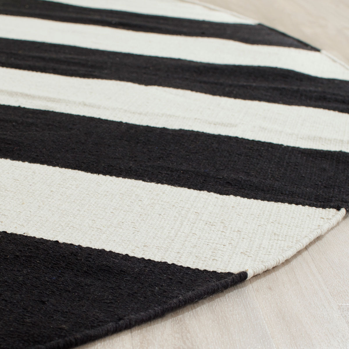 Montauk Handmade Cotton Flat Weave Rug with Stylish Ikat Tie - Dye Pattern Ideal for Coastal or Contemporary Residences