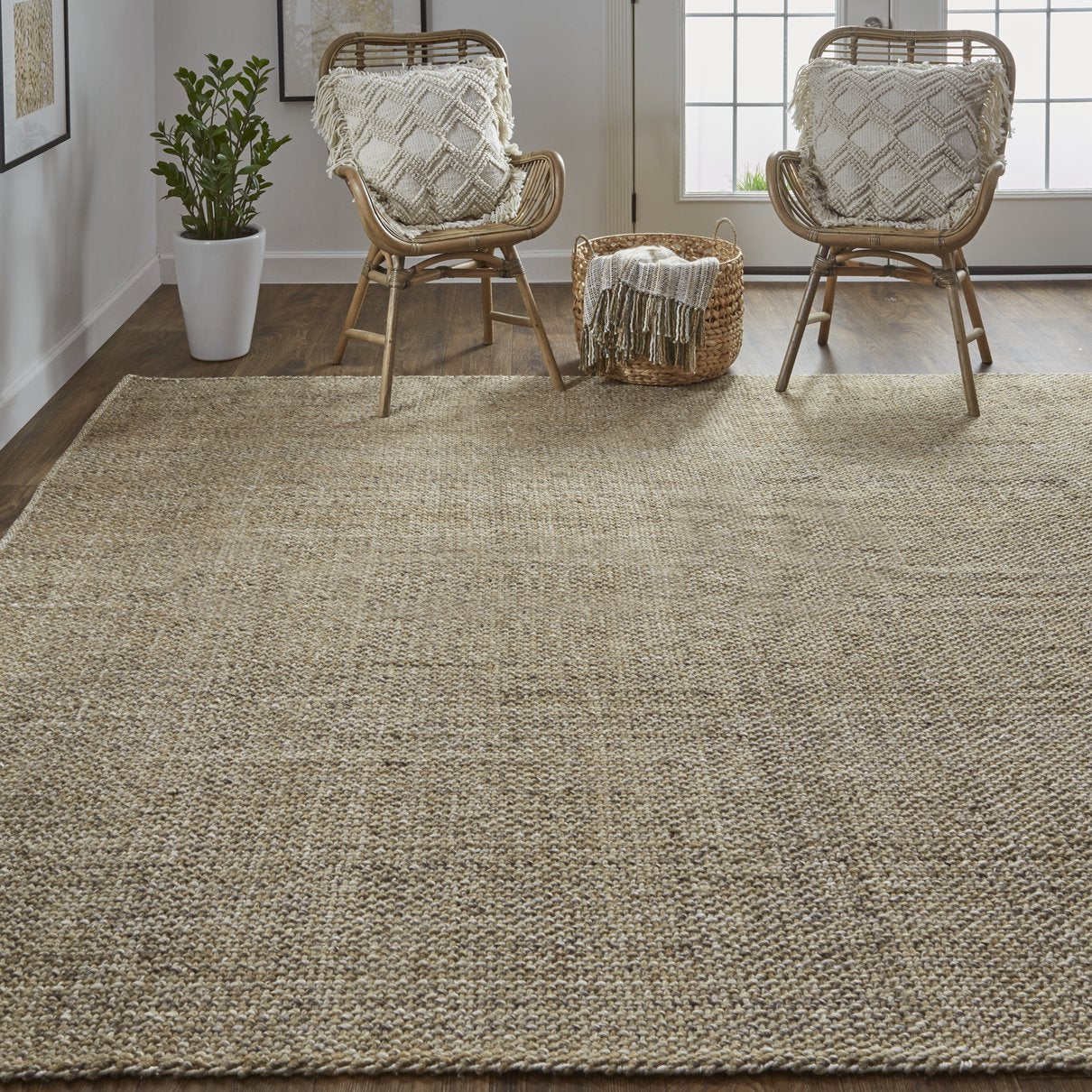 Exquisite Naples Hand-Woven Polyester Flatweave Area Rug - Soft, Long-Lasting, and Fade-Resistant for a Stylish Interior