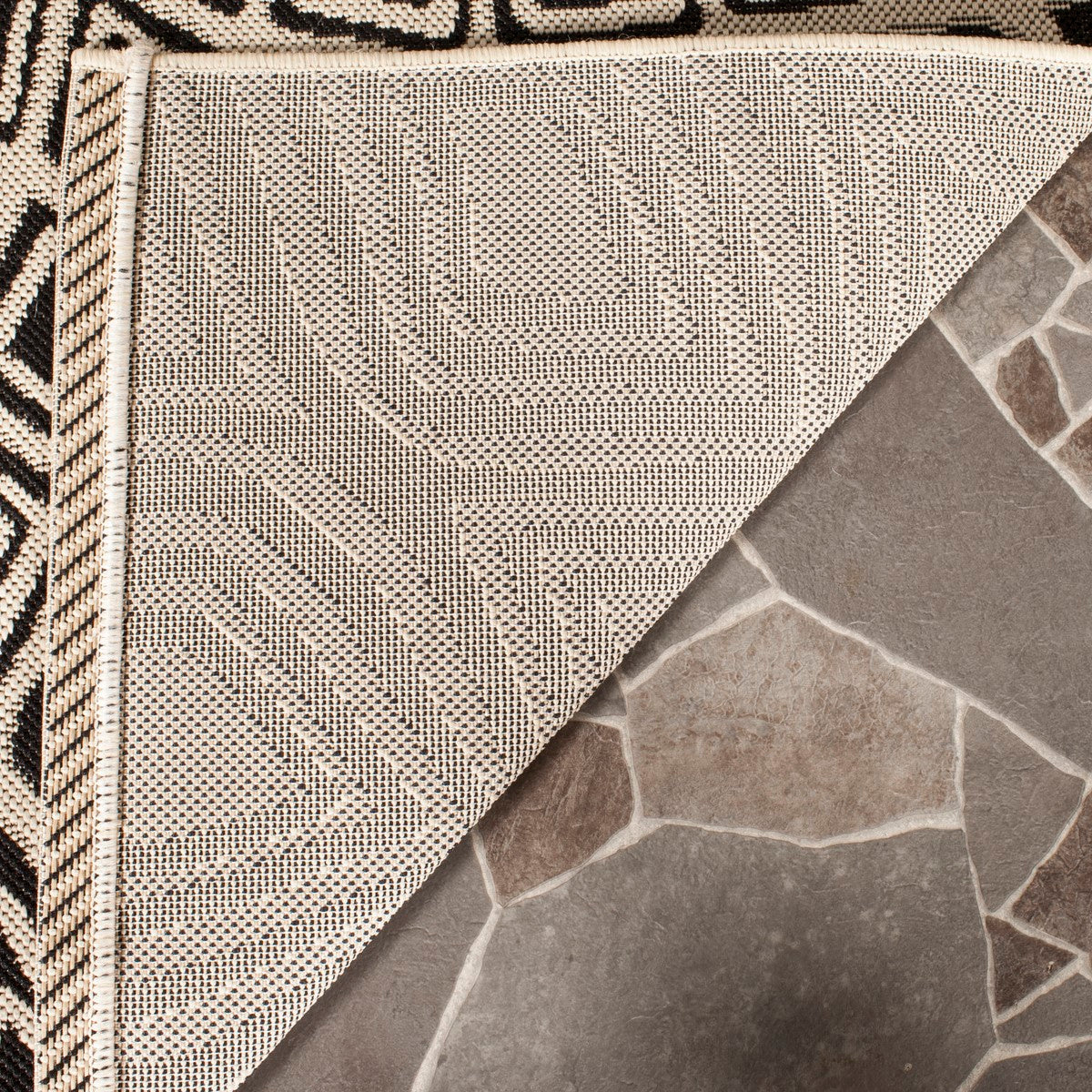 Stylish and Long - lasting Polypropylene Courtyard Power Loomed Rug for Indoor/Outdoor Use