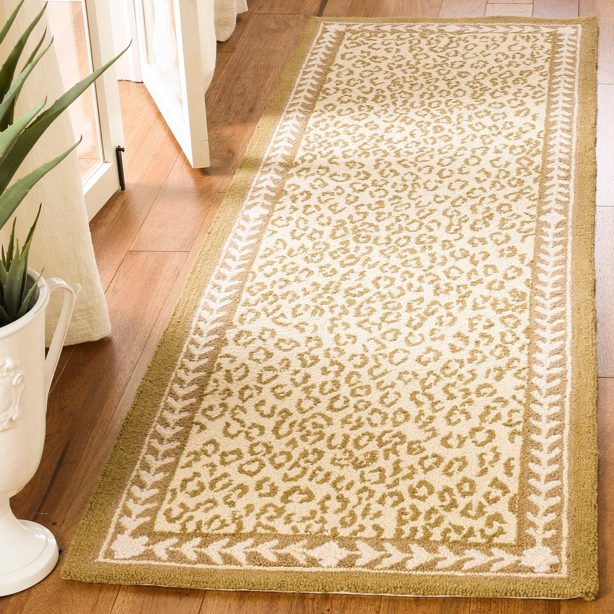 Luxurious Hand-Hooked Chelsea Rug: 100% Virgin Wool Pile on Durable Cotton Backing