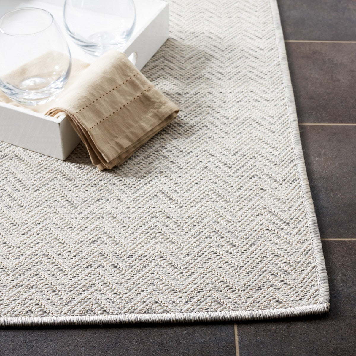 Stylish Indoor and Outdoor Hampton Power Loomed Polypropylene Area Rug - Ideal for Any Space