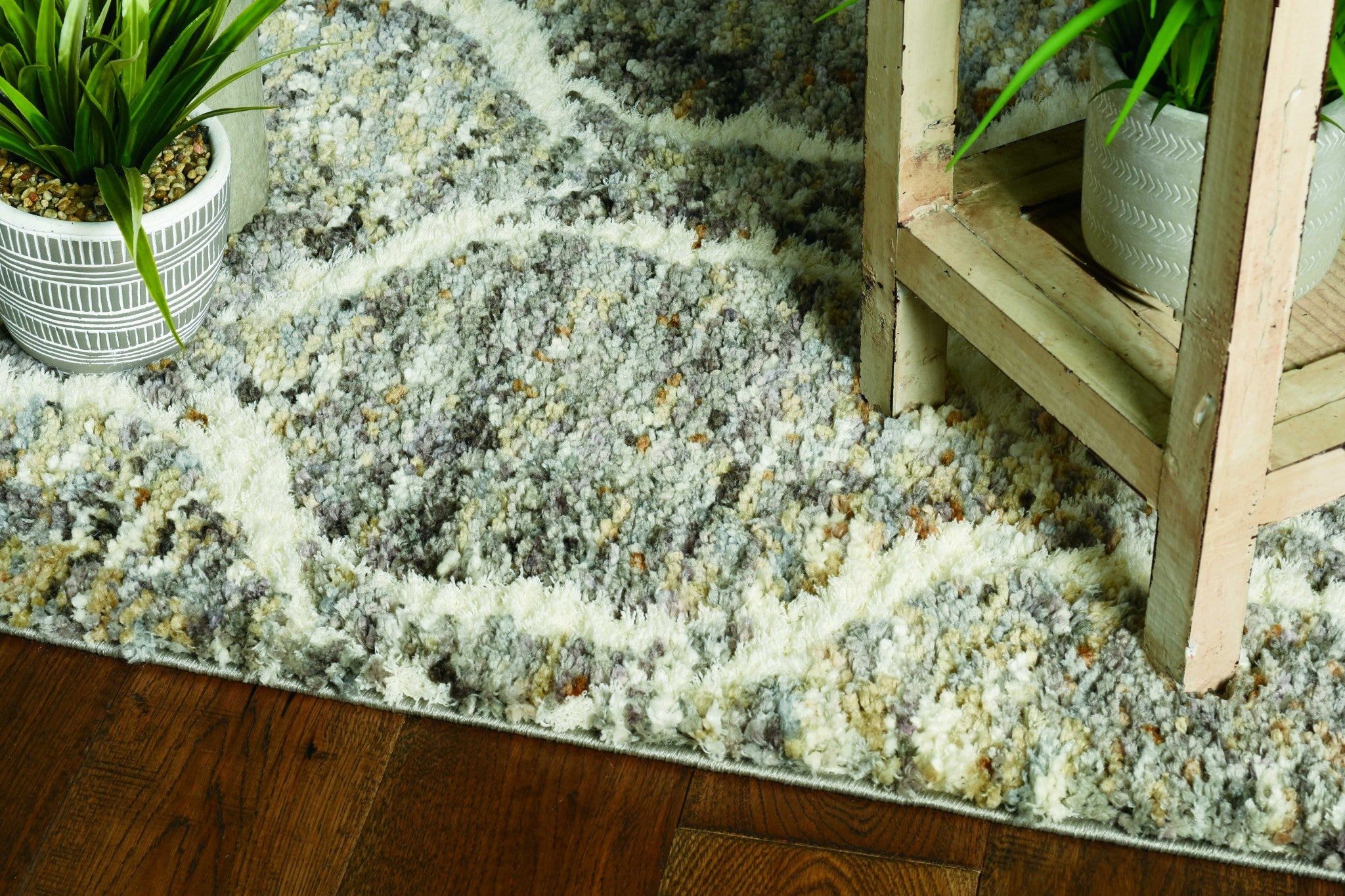 Stylish Machine-Woven Polyester Gray Area Rug for Creating a Cozy and Contemporary Home Ambiance