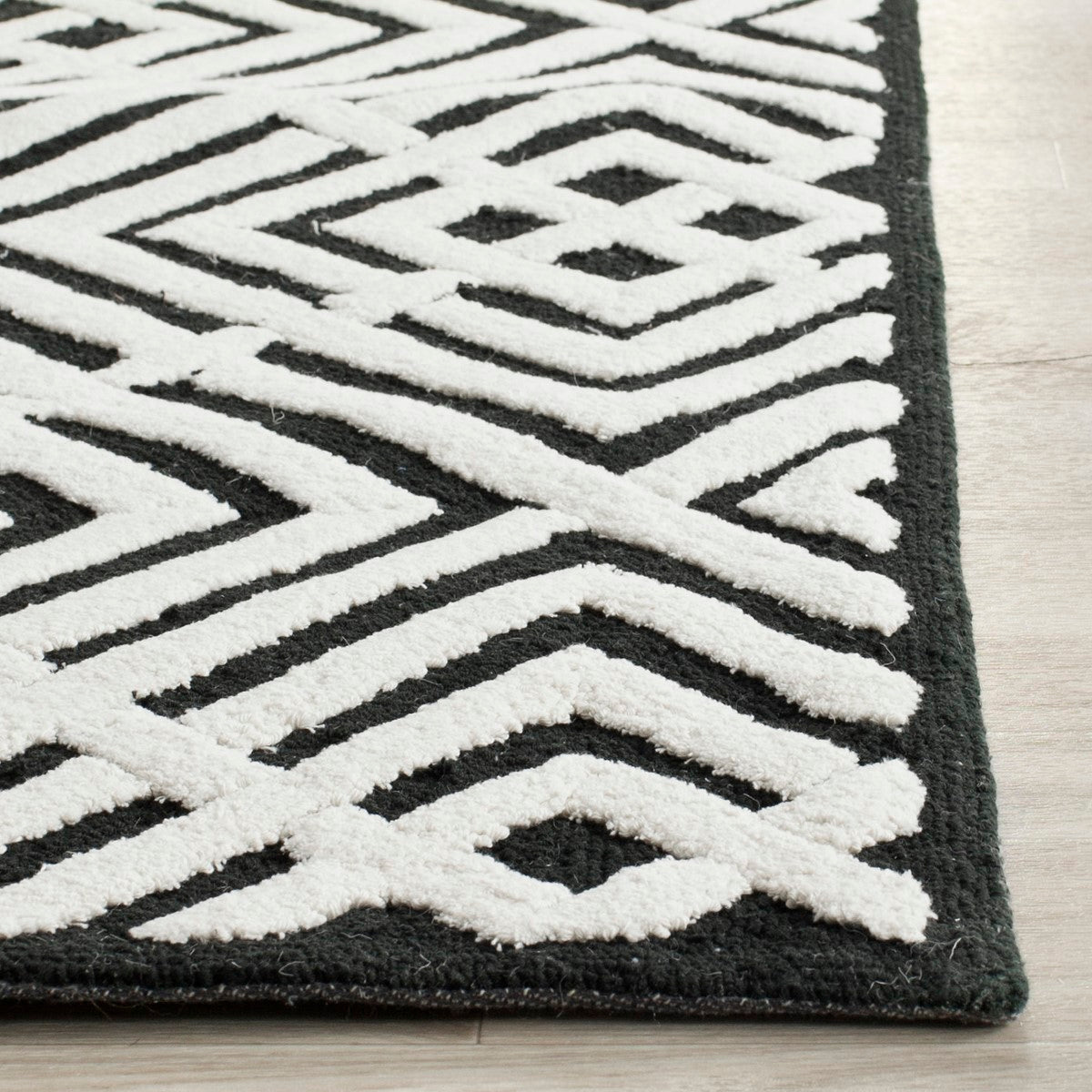 Safavieh Newport Hand-Hooked Rug: Elegant Transitional Style with Vivid Colors for Home