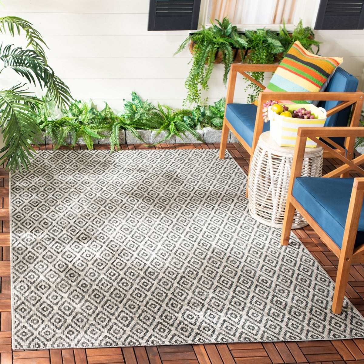 Luxurious Courtyard Rectangle Power-Loomed Rug: Durable and Stylish for Your Home