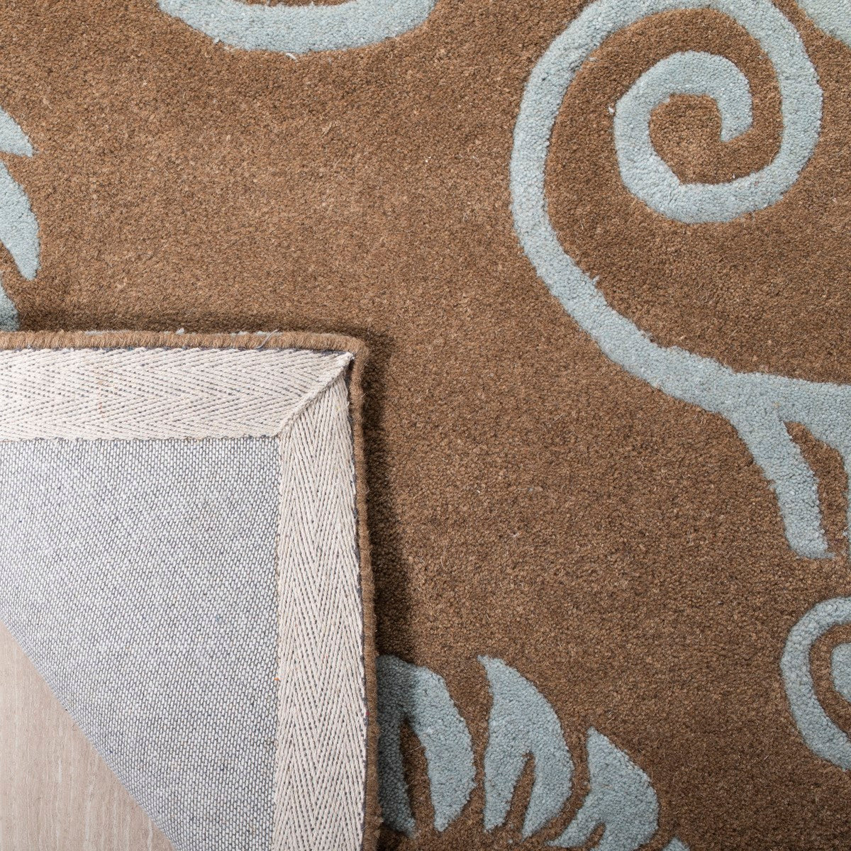 Exquisite Soho Hand-Tufted Area Rug with a Timeless Transitional Design, Ideal for Elegant Homes, Crafted from a Soft Blend of Wool and Viscose