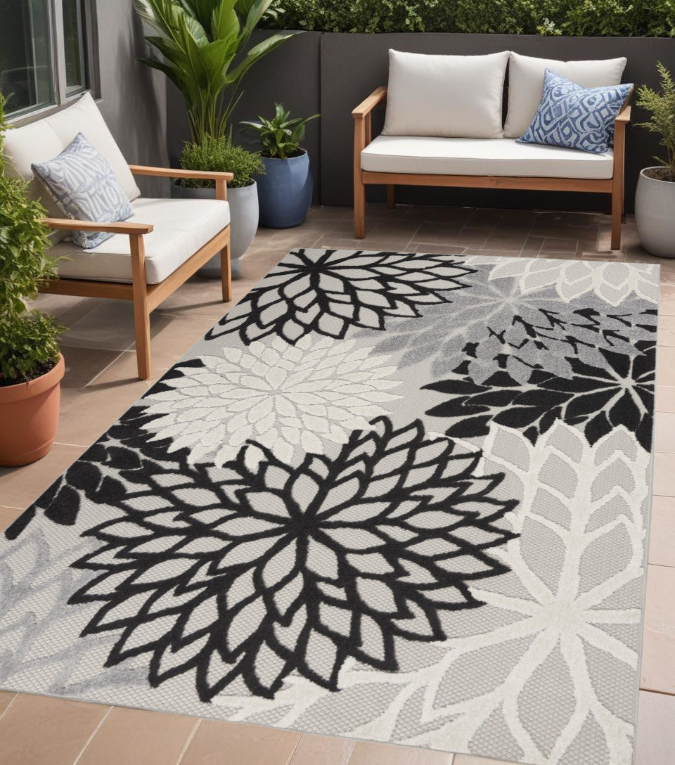 Stunning Indoor-Outdoor Floral Area Rug with Black and White Design for Modern Interiors