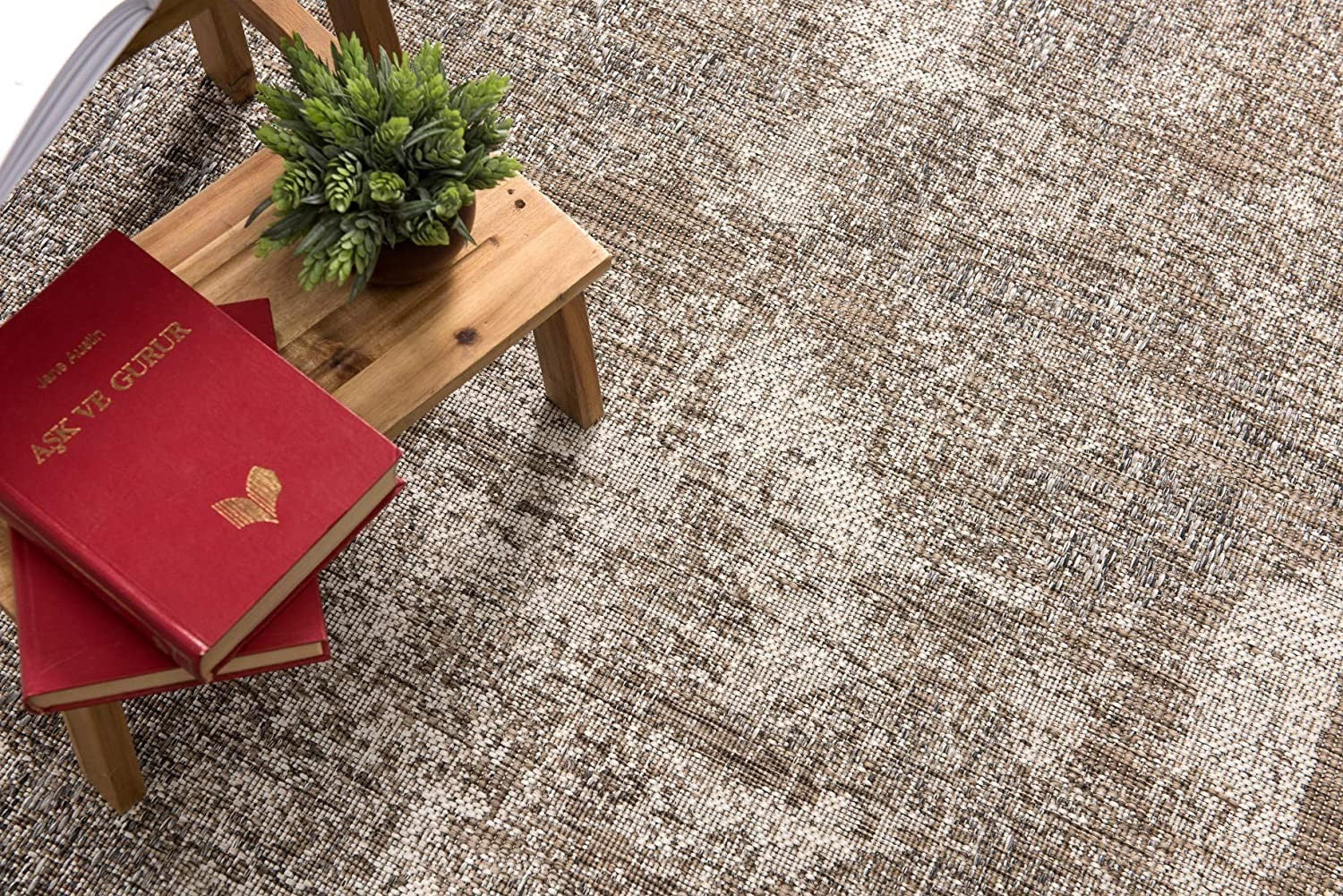Ivory Distressed Diamonds Modern Antique Style Runner Rug Made of Durable Polypropylene for Soft Comfort and Long - lasting Use