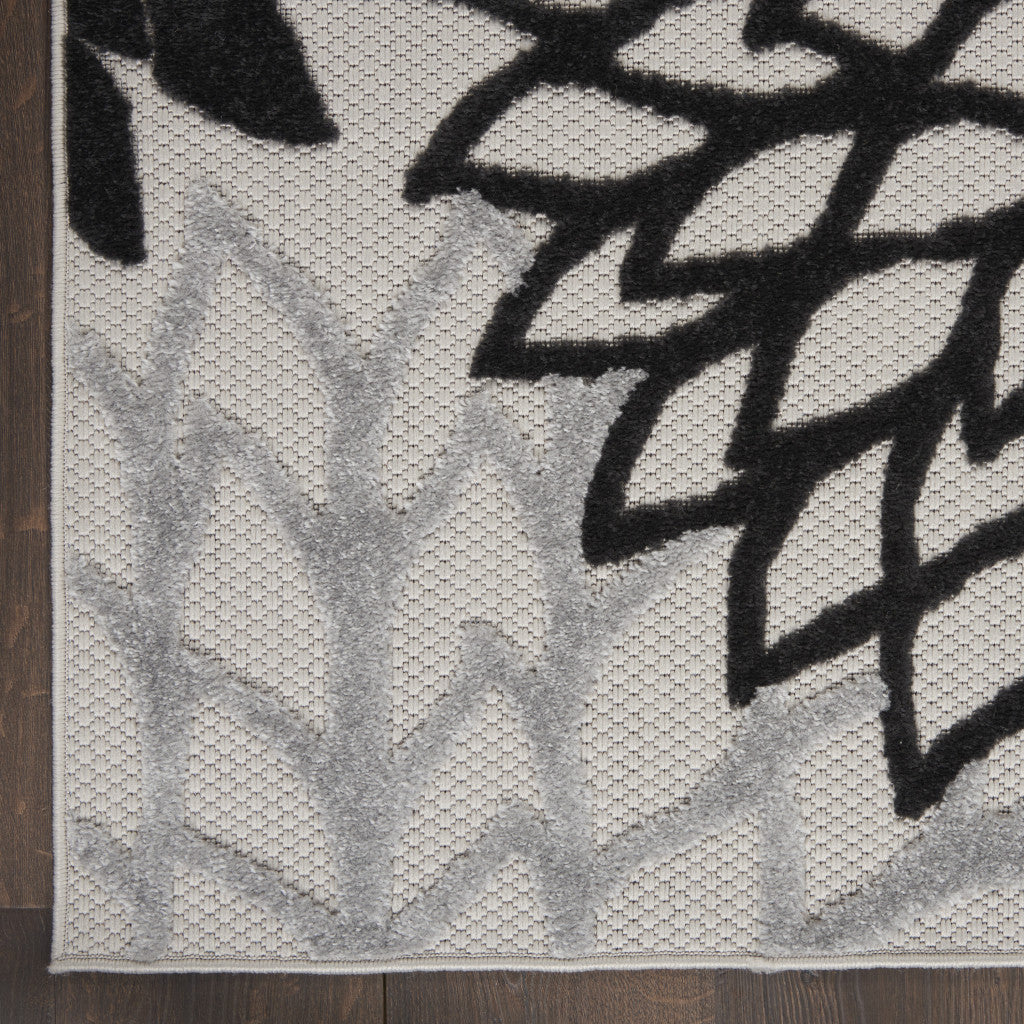 Stunning Indoor-Outdoor Floral Area Rug with Black and White Design for Modern Interiors