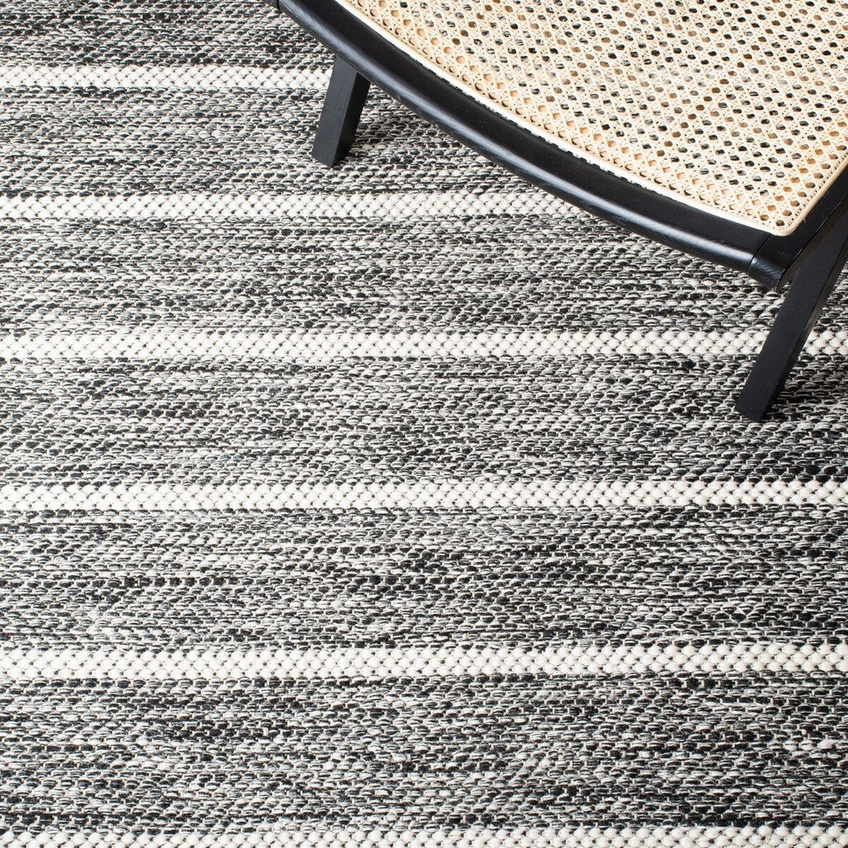 Exquisite Vermont Hand-Tufted Area Rug Made of Luxurious Wool and Cotton for Stylish Home Decor and Comfort