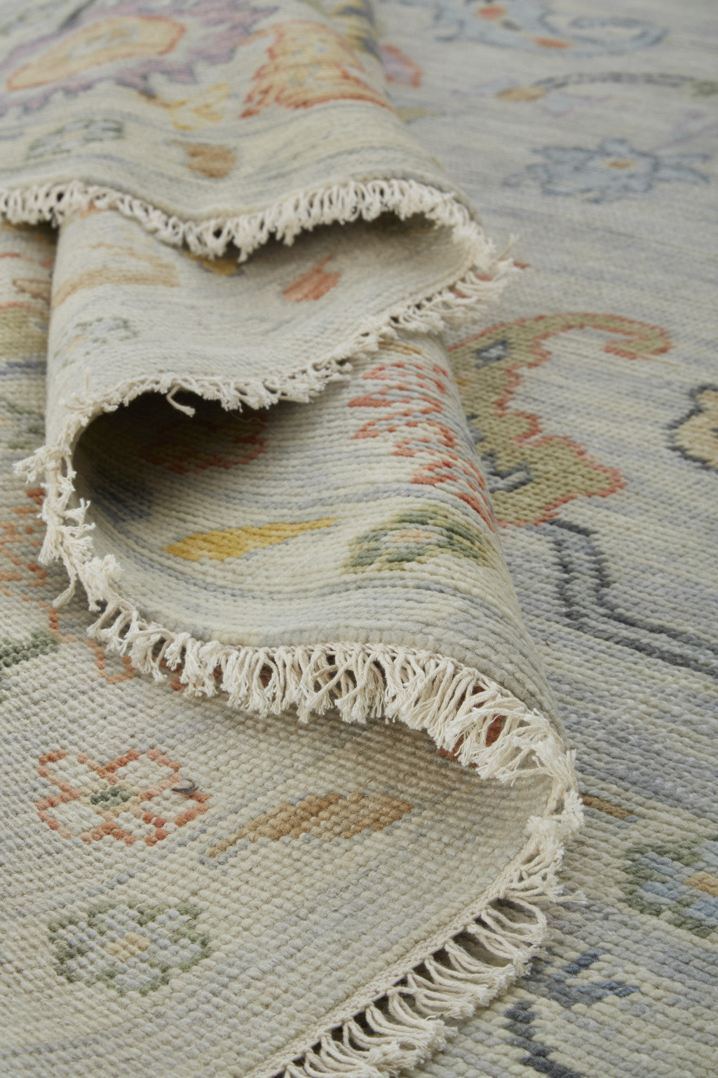 Exquisite Hand-Knotted Oriental Wool Area Rug with Tassels for Elegant and Stylish Living Spaces