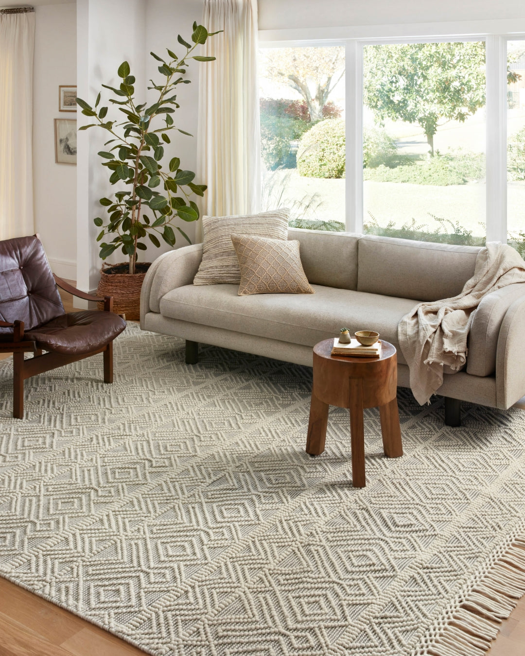 Noelle Contemporary Hand-Woven Rug: A Luxurious Mix of Cotton, Wool, and Viscose for Your Home