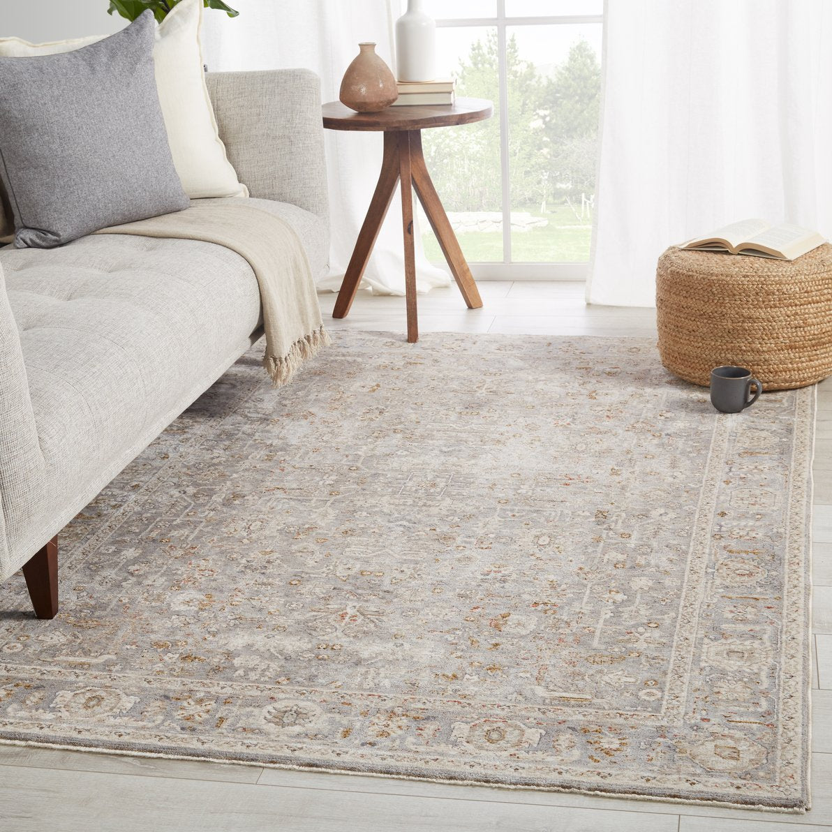 Valentia Amaris VLN08 Indoor Power-loomed Rug: 70% Polyester, 30% Viscose, Traditional Oriental Style
