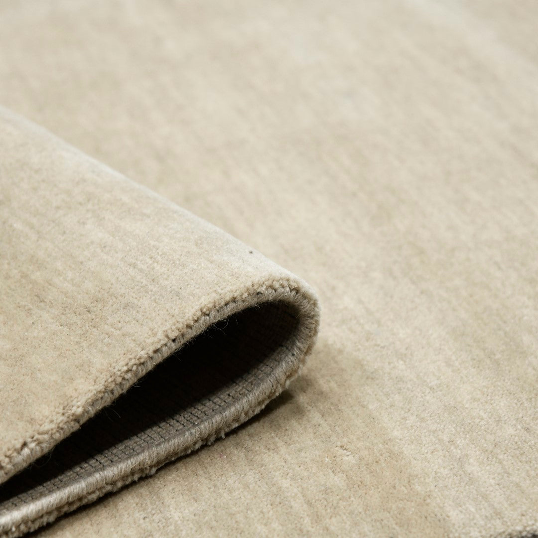 Luxurious Hand-Loomed Area Rug in Solid Colors - 100% New Zealand Wool for Elegant Homes