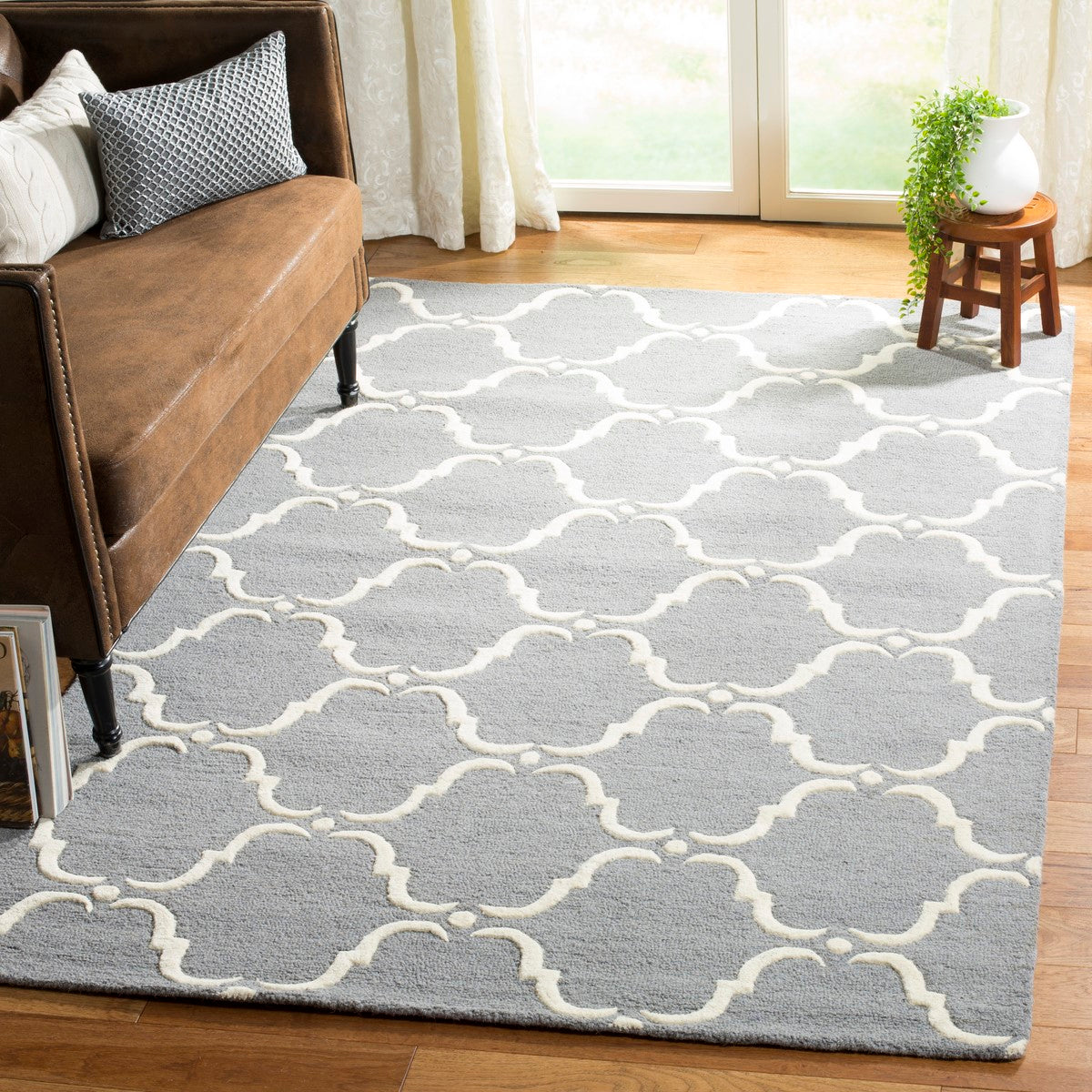 Safavieh Cambridge Hand-Tufted Wool Area Rug - Enhance Your Living Space with Timeless Elegance and Luxurious Comfort