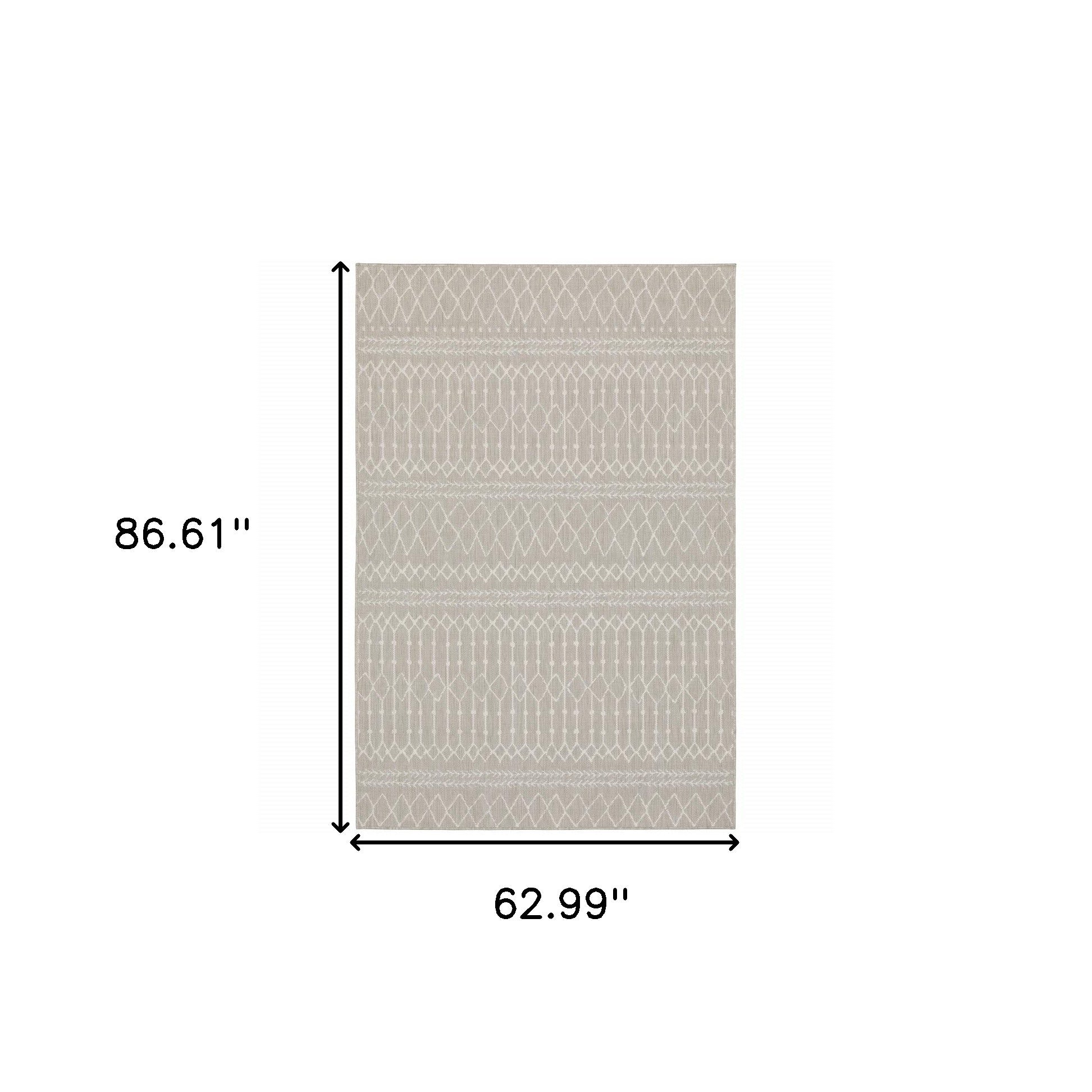 Exquisite Gray and Ivory Polypropylene Indoor-Outdoor Area Rug with Durable, Water-Resistant, and Elegant Design for Home Decor