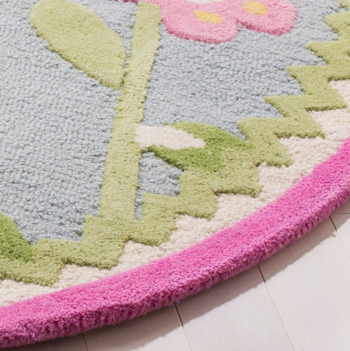 Safavieh Kids SFK311 Hand - Crafted Tufted Area Rug: A Warm and Inviting Wool & Cotton Design Ideal for Children's Bedrooms and Play Areas, Offering Playful and Fashionable Decor