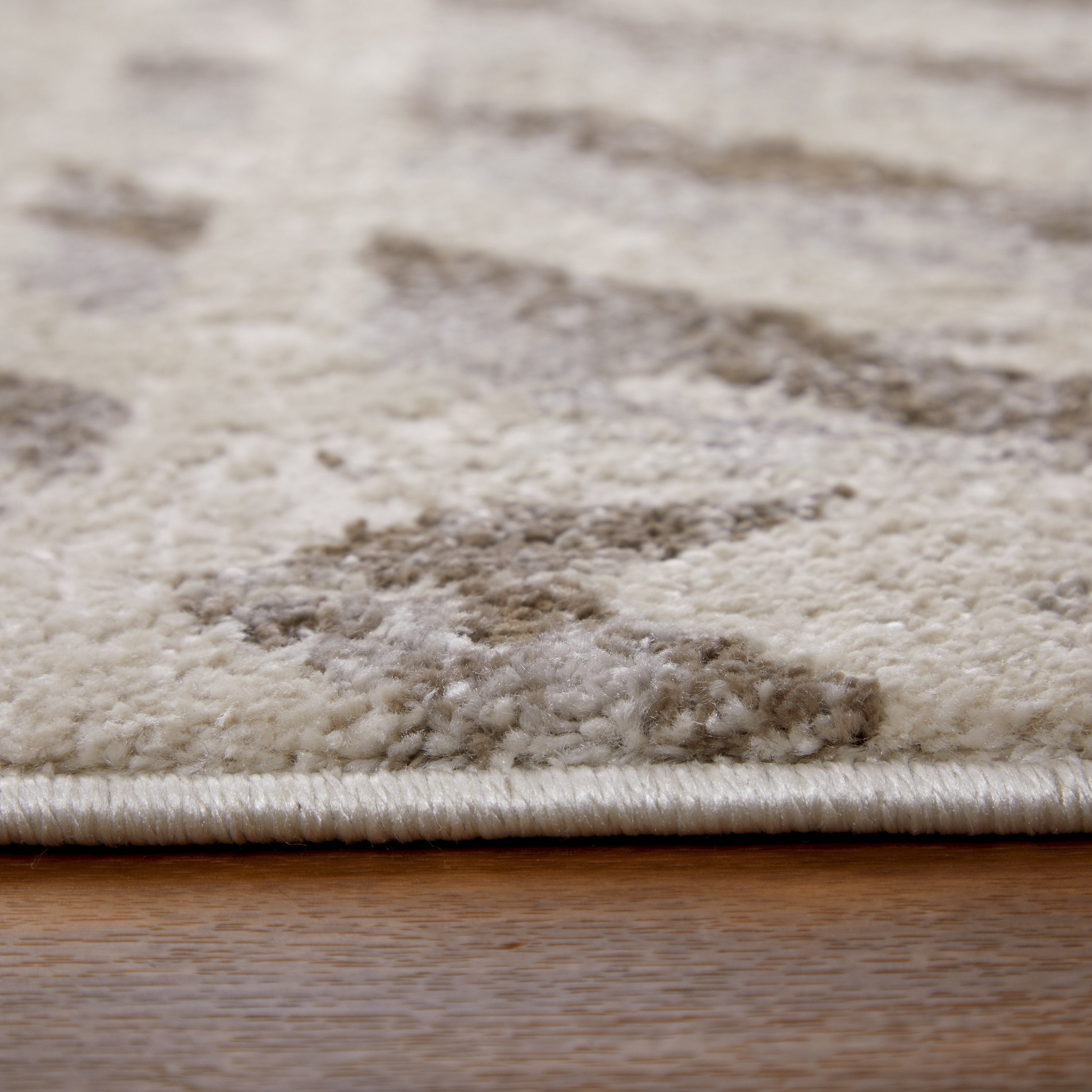 Vancouver Collection: Soft, Stain-Resistant Geometric Rug for Contemporary Homes