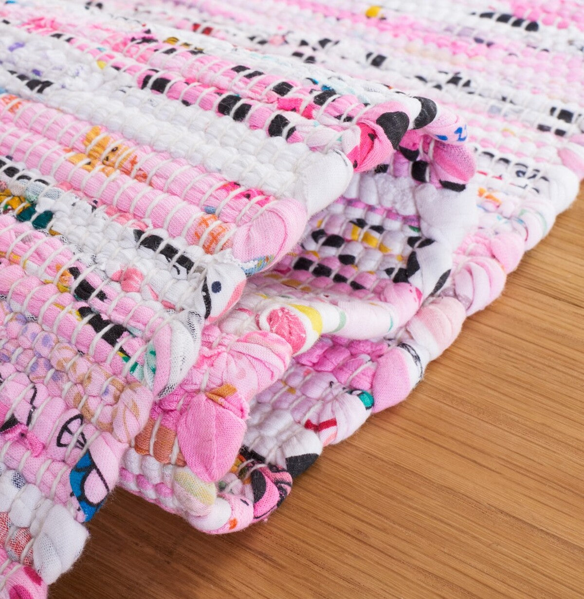 Exquisite Hand - Woven Indian Cotton Rag Rug: Adds Warmth to Any Home Space