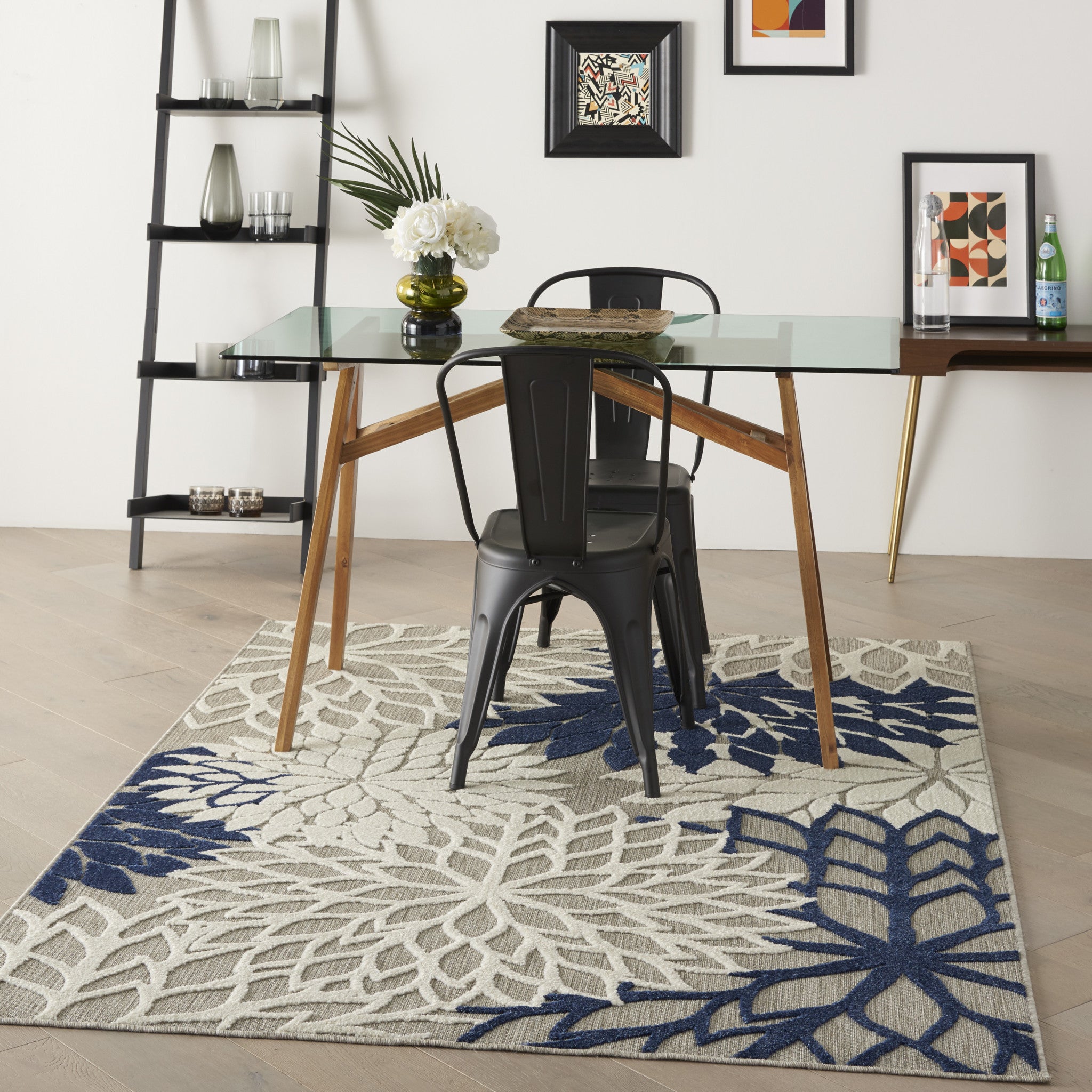 Stunning Indoor-Outdoor Floral Area Rug with Black and White Design for Modern Interiors