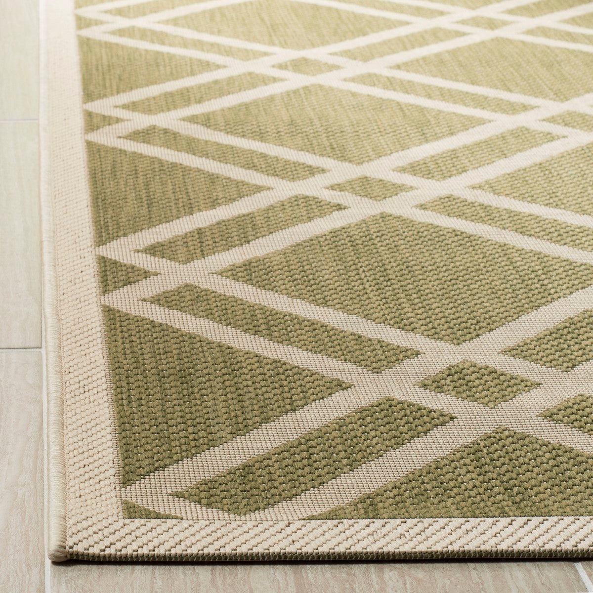 Stylish Courtyard Power Loomed Rug - Durable Polypropylene for Indoor/Outdoor Spaces