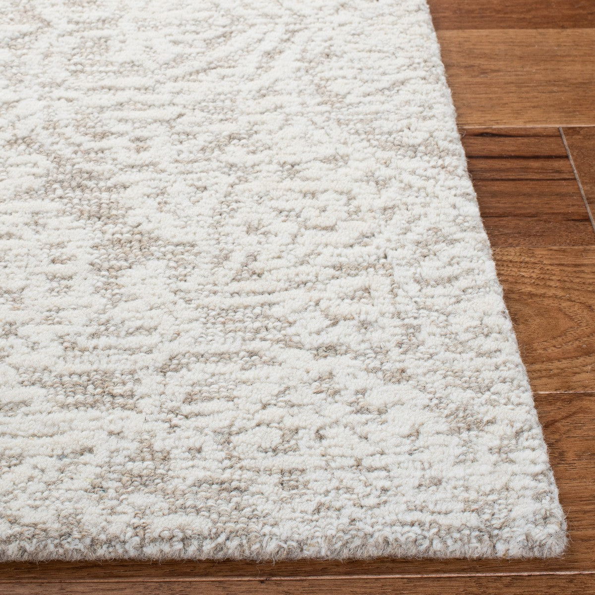 Luxurious Metro Hand - Crafted Indian Wool and Cotton Floor Rug with Latex Backing for a Comfortable Home Ambiance