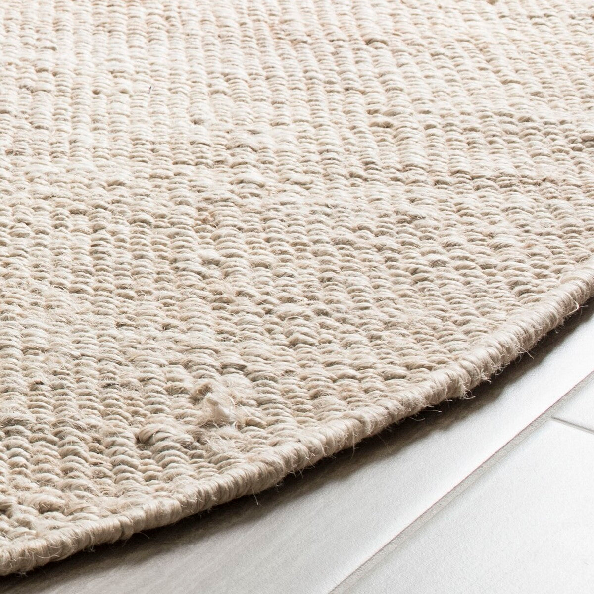 Exquisite Natural Fiber Hand-Woven Jute Area Rug with a Stylish and Contemporary Design for Creating a Warm and Cozy Indoor Living Space