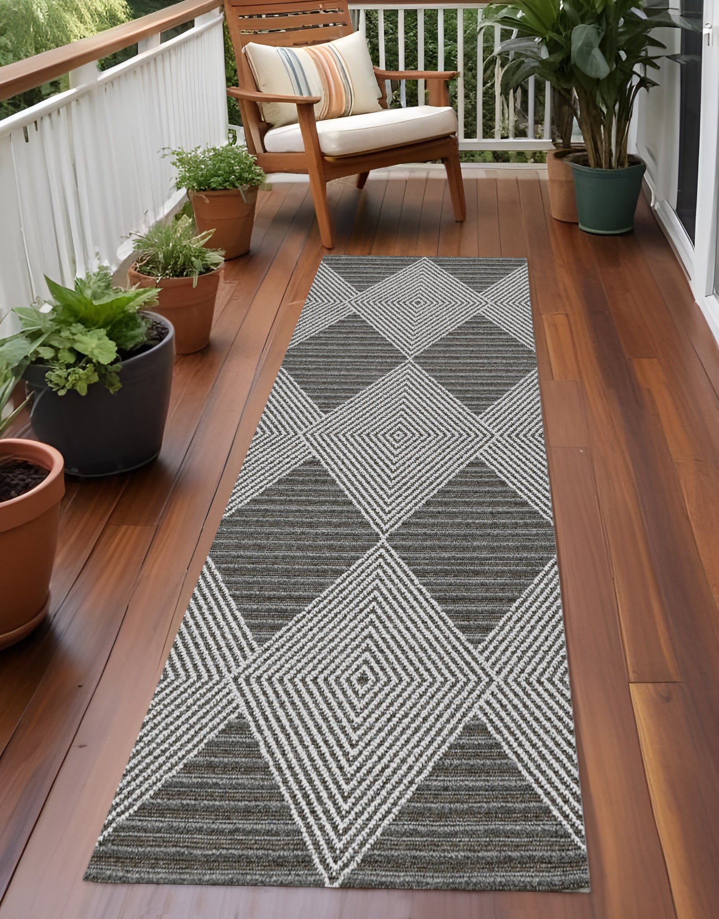 Gorgeous Gray Geometric Rug for Indoor and Outdoor Spaces