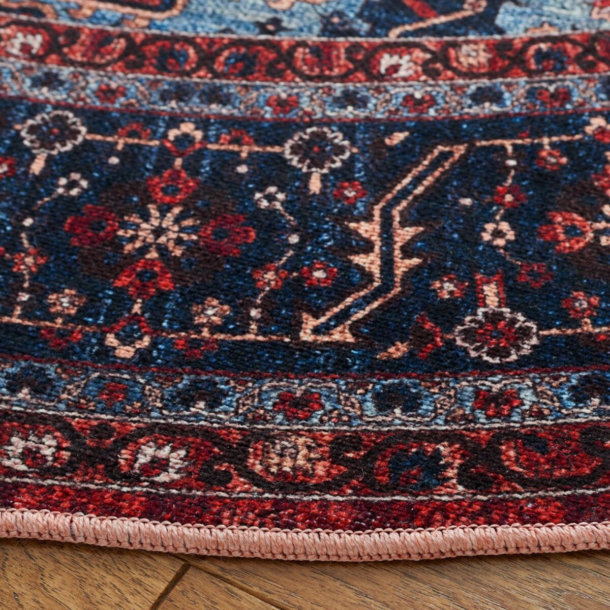 Luxurious Machine - Washable Serapi Power - Loomed Transitional Area Rug Made of a Blend of 76% Cotton and Chenille