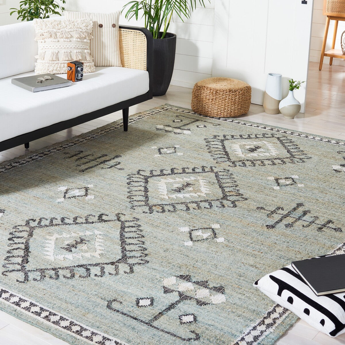 Eco-Friendly Indian-Made Kilim Jute Pile Rug with Stylish Flat Weave Design